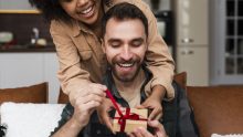Cadeau pour homme : pourquoi l&rsquo;objet artisanal s&rsquo;impose en 2026 ?